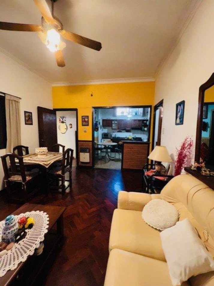 Se Vende PH de 3 Ambientes con Patio y Balcon Al Frente.