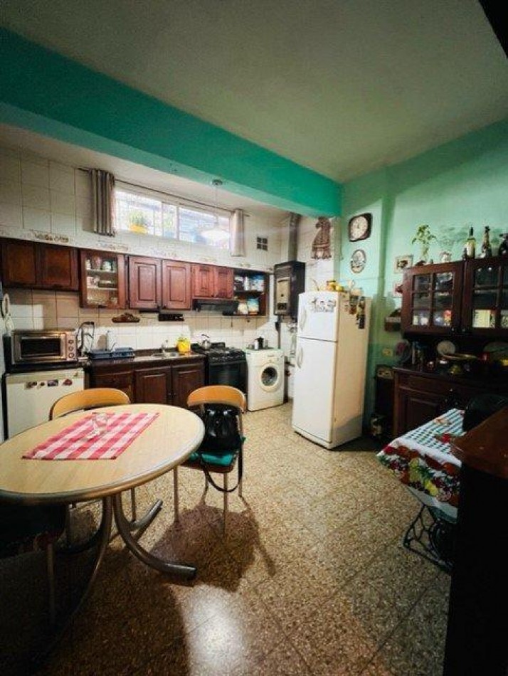 Se Vende PH de 3 Ambientes con Patio y Balcon Al Frente.
