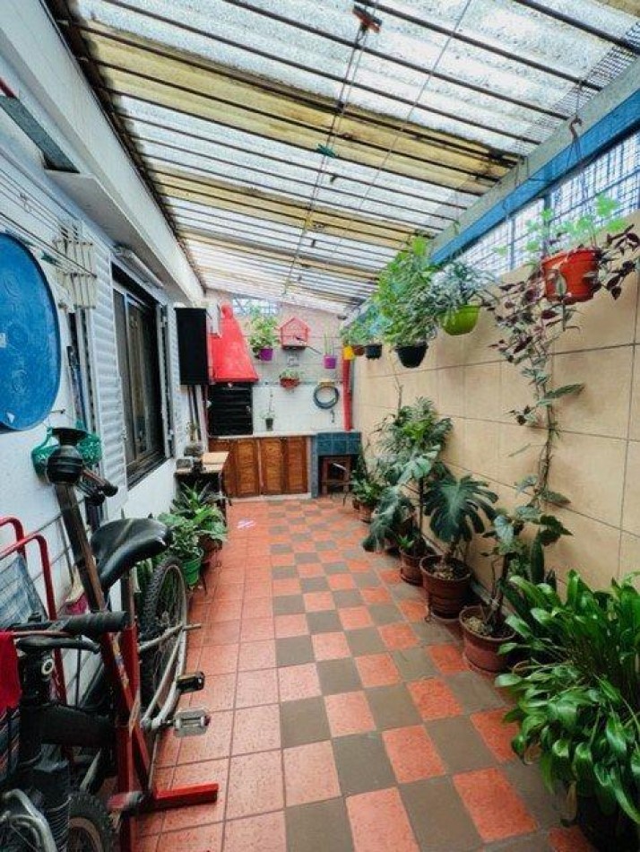 Se Vende PH de 3 Ambientes con Patio y Balcon Al Frente.