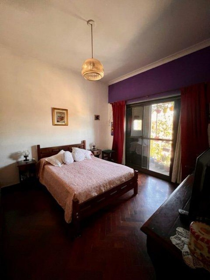Se Vende PH de 3 Ambientes con Patio y Balcon Al Frente.