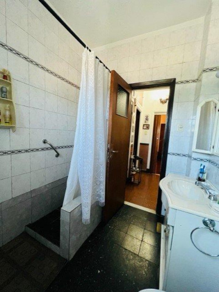 Se Vende PH de 3 Ambientes con Patio y Balcon Al Frente.