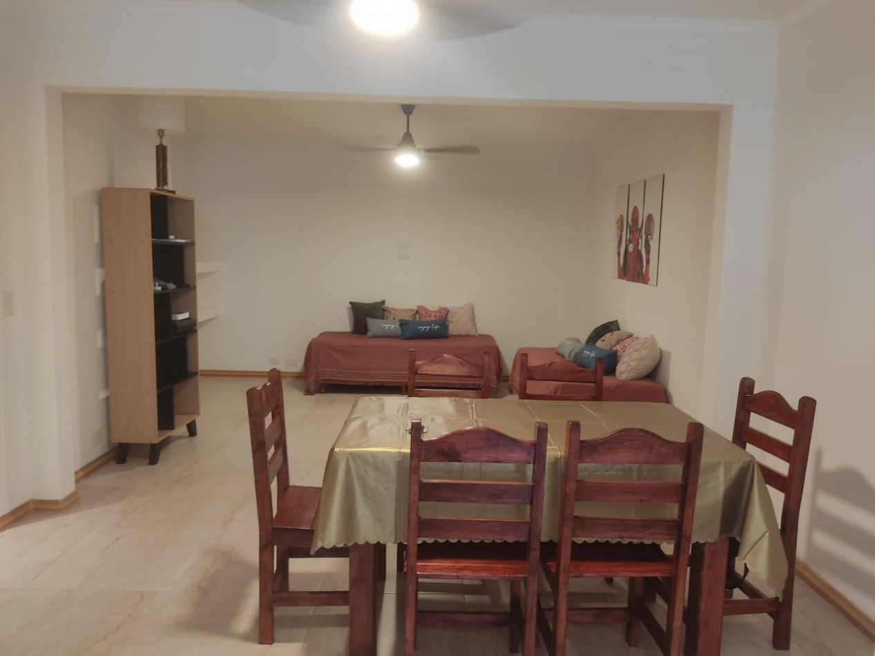 Se alquila un departamento de 3 ambientes amoblado.