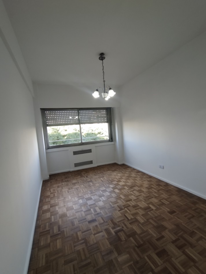 Alquiler de un departamento de 3 ambientes con dependencia - Monserrat