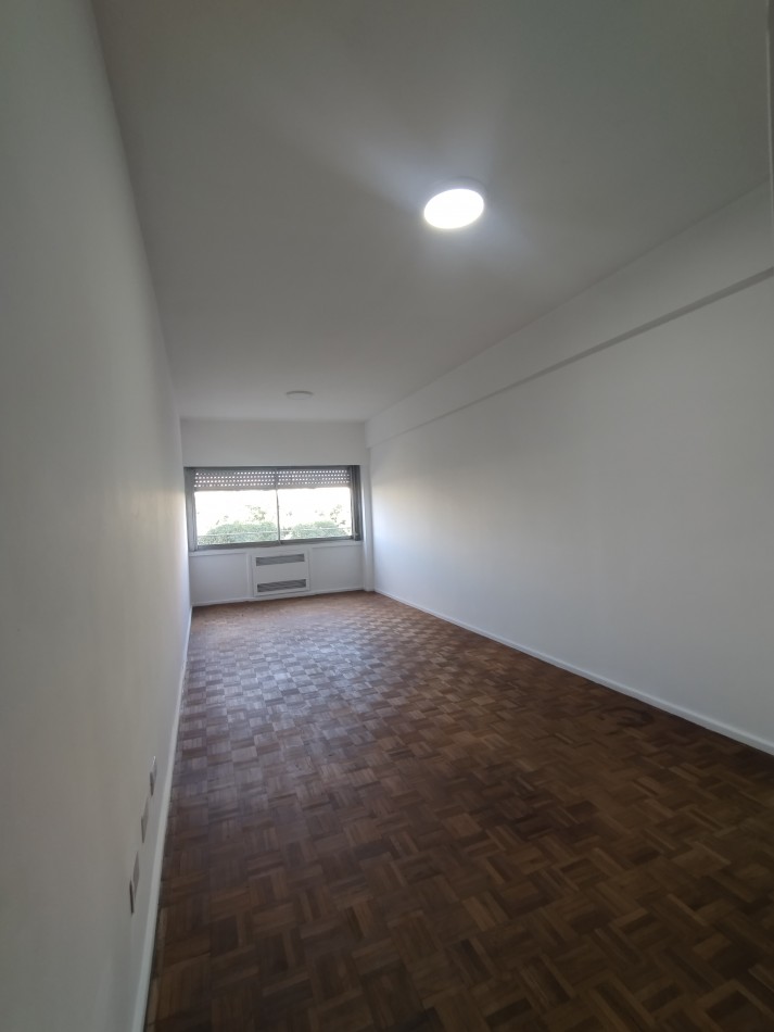 Alquiler de un departamento de 3 ambientes con dependencia - Monserrat