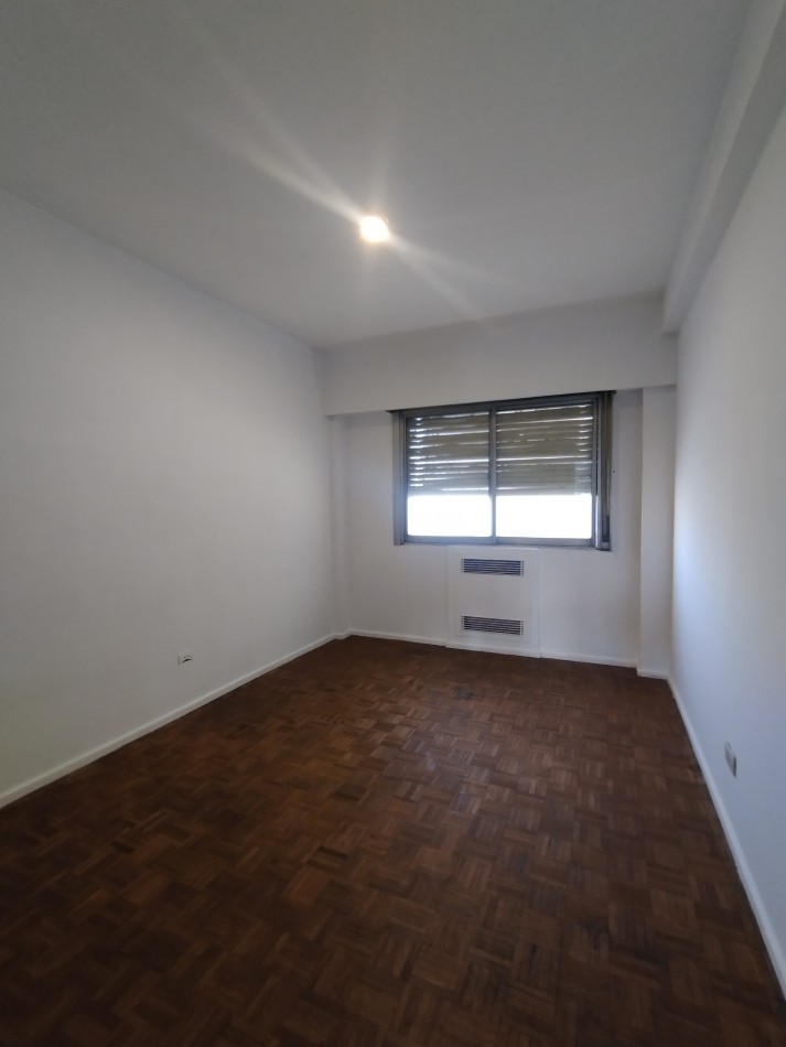Alquiler de un departamento de 3 ambientes con dependencia - Monserrat