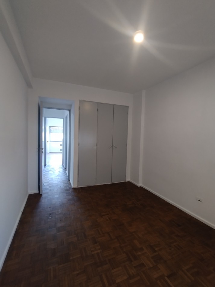 Alquiler de un departamento de 3 ambientes con dependencia - Monserrat