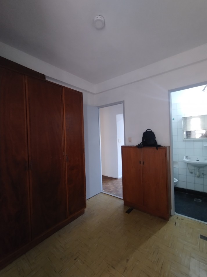 Alquiler de un departamento de 3 ambientes con dependencia - Monserrat