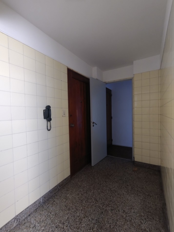 Alquiler de un departamento de 3 ambientes con dependencia - Monserrat