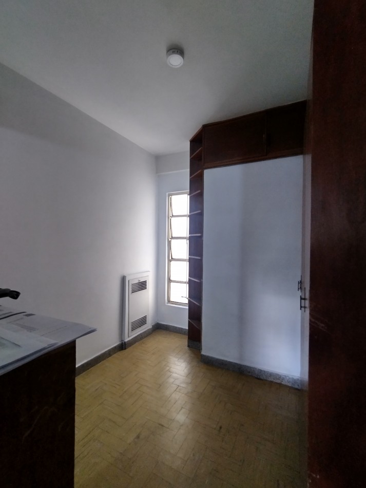 Alquiler de un departamento de 3 ambientes con dependencia - Monserrat
