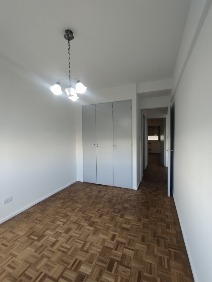 Alquiler de un departamento de 3 ambientes con dependencia - Monserrat