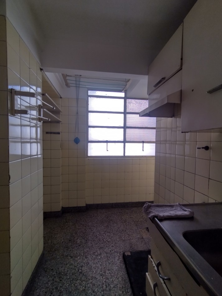 Alquiler de un departamento de 3 ambientes con dependencia - Monserrat