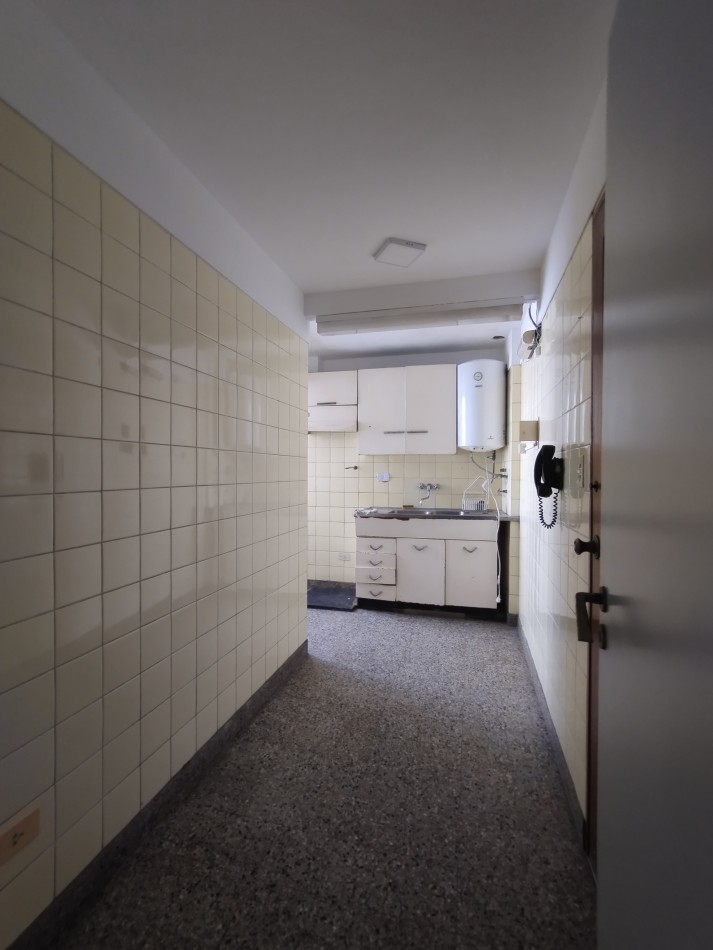Alquiler de un departamento de 3 ambientes con dependencia - Monserrat