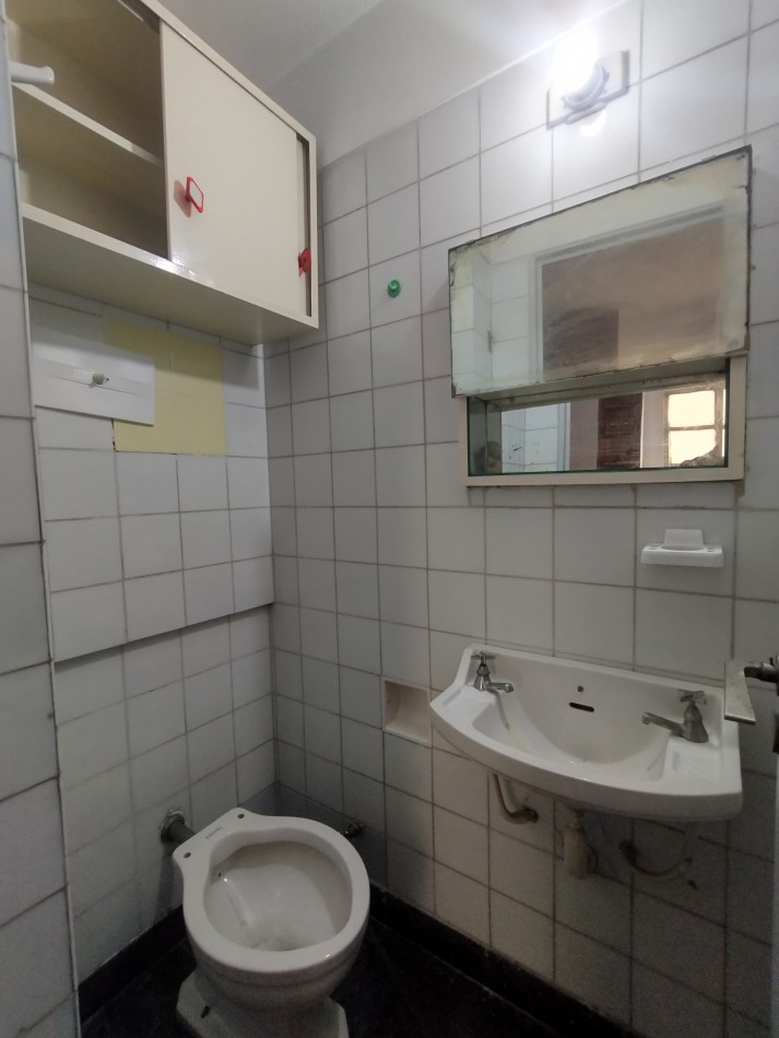 Alquiler de un departamento de 3 ambientes con dependencia - Monserrat
