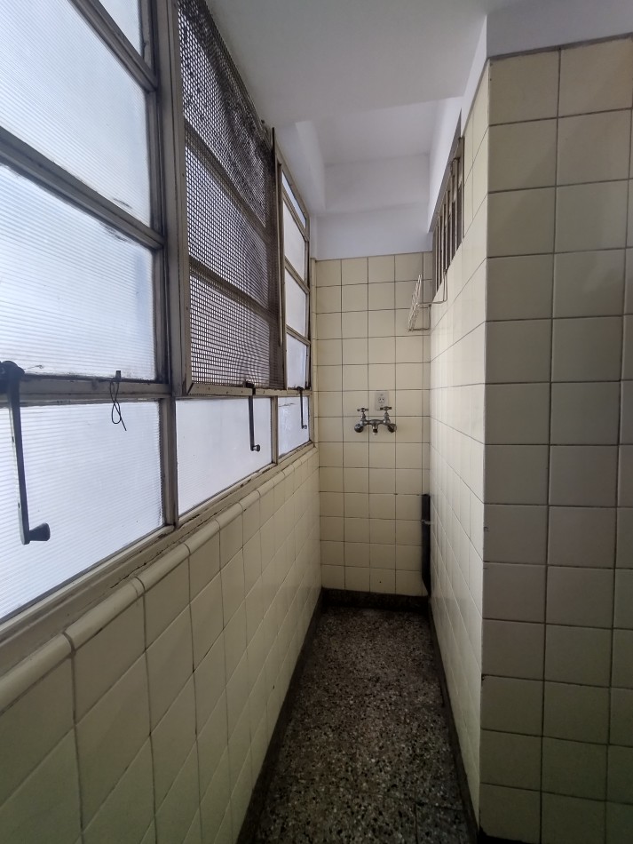 Alquiler de un departamento de 3 ambientes con dependencia - Monserrat