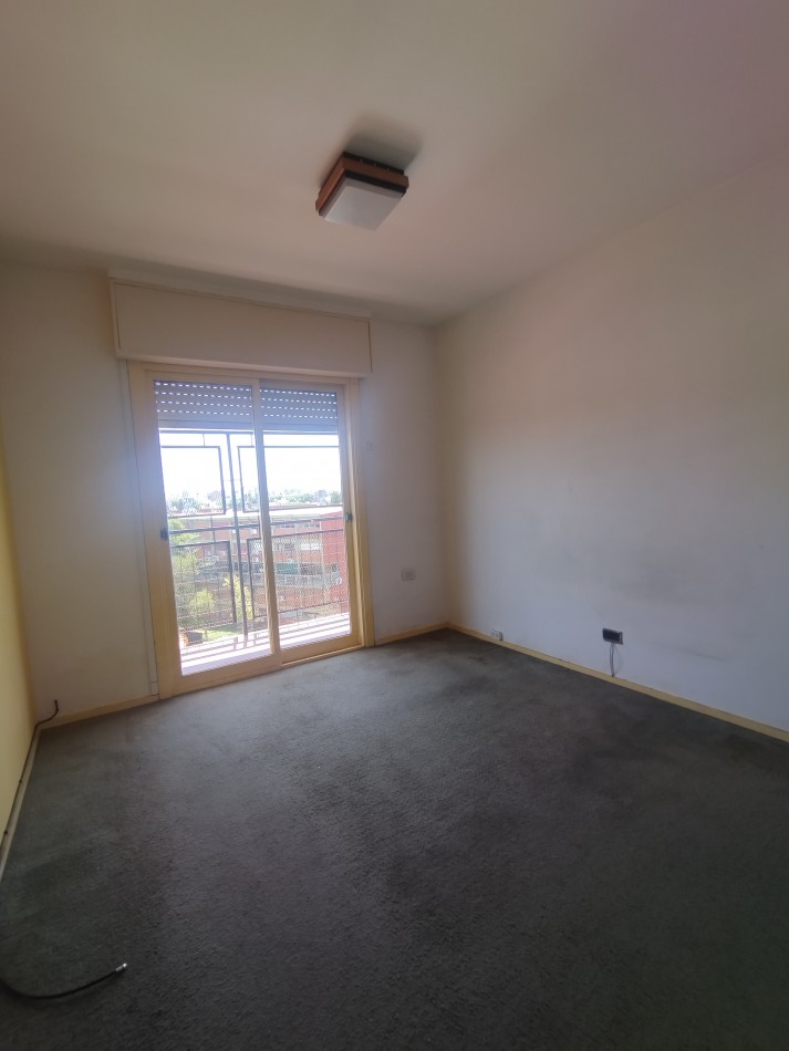 Se vende un departamento de 3 ambientes luminoso con balcon