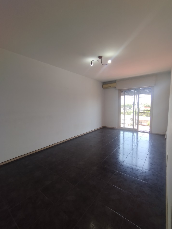 Se vende un departamento de 3 ambientes luminoso con balcon