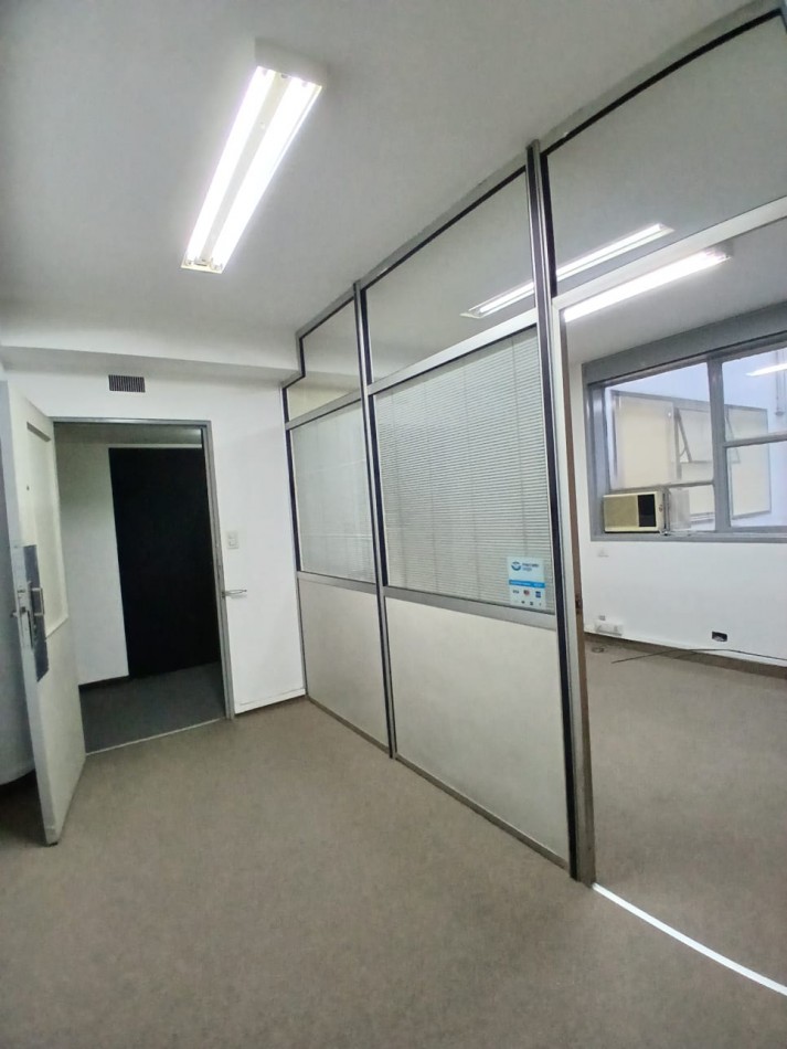 Se vende excelente oficina en edificio de Categoria - San Nicolas