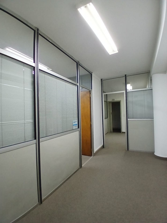 Se vende excelente oficina en edificio de Categoria - San Nicolas