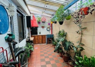 Se Vende PH de 3 Ambientes con Patio y Balcon Al Frente.
